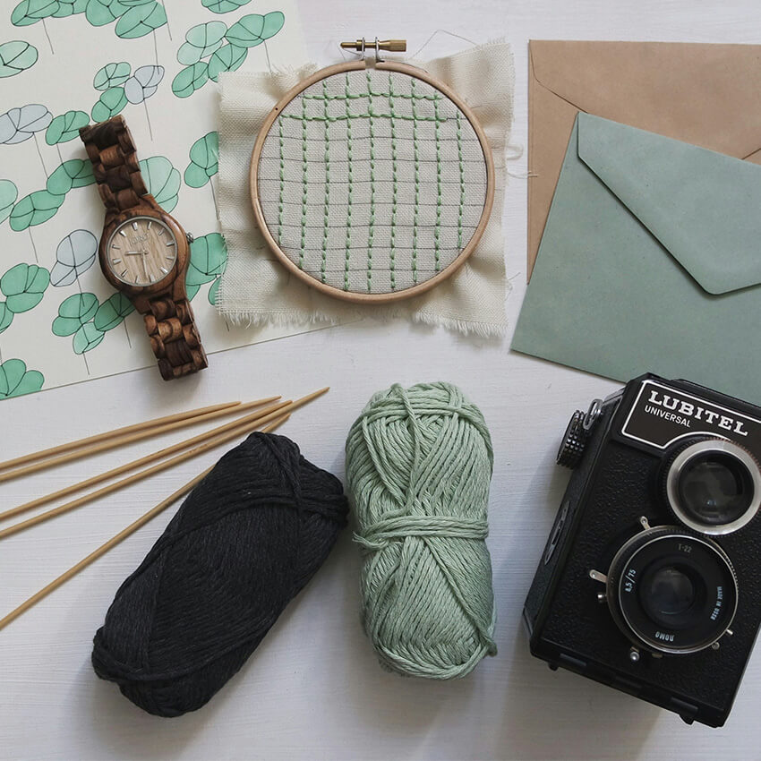 Gemeinsame Interessen – Fotoapparat, Strickzubehör, Uhr