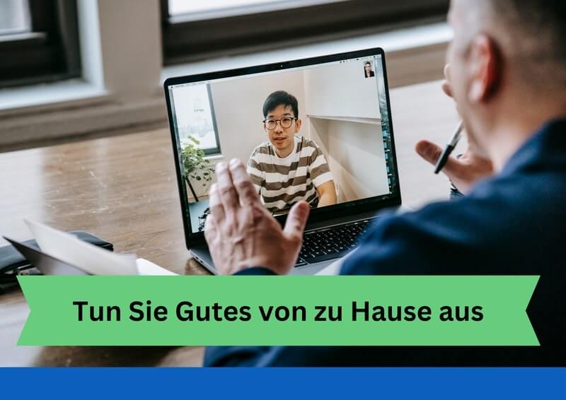 Mann übt Ehrenamt am Laptop aus