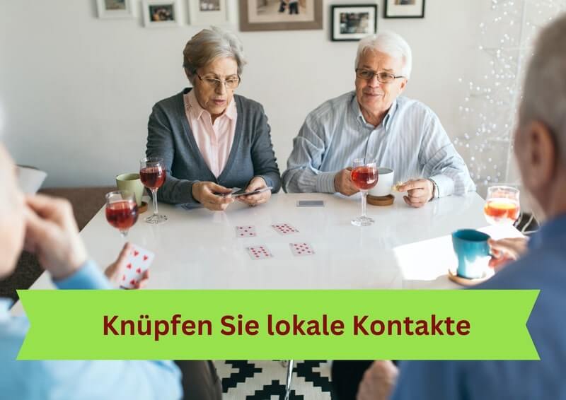 Ältere Pärchen spielen am Tisch