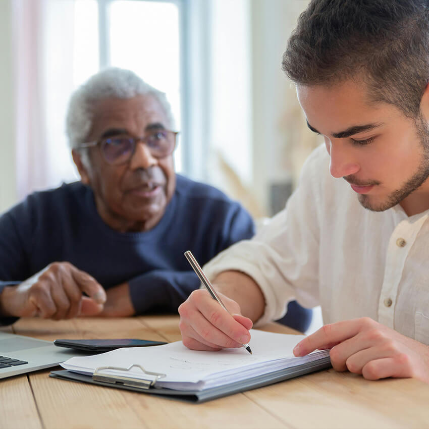 Mann Hilft Schüler beim schreiben